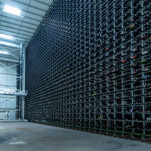 Das neue Kasto-Hochregallagersystem bei Thyssenkrupp Schulte ist 21 Meter hoch, 17 Meter breit und rund 59 Meter lang. Insgesamt 6.000 Tonnen Material kann es aufnehmen.(Bild:  Thyssenkrupp)