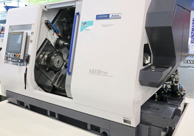 Bei den „Flaggschiffen“ für die Multitasking-Stangenbearbeitung legt Citizen mit der neuen Miyano ABX80-THY3 nun noch eine Schippe drauf: Dank der neuen 80er-Hauptspindel deckt der Kurzdreher ein noch breiteres Applikationsspektrum ab. (Bild: KSKOMM)