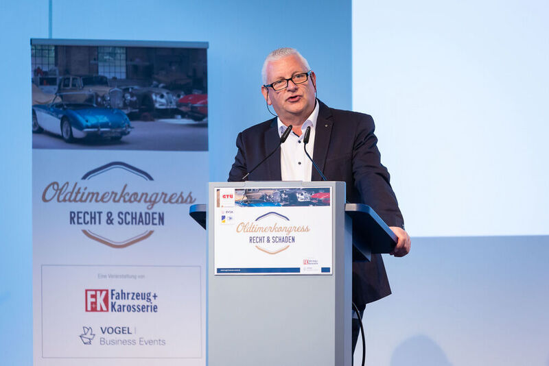 Dirk Barfs, Präsident des Bundesverbands der freiberuflichen und unabhängigen
Sachverständigen für das Kraftfahrzeugwesen e.V., begrüßte die Teilnehmer des Oldtimerkongresses im Namen des BVSK. (Stefan Bausewein)