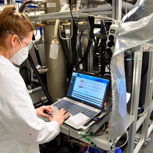 Juliana Rolf arbeitet an der Hytech-Versuchsanlage. (FH Münster/Frederik Tebbe)