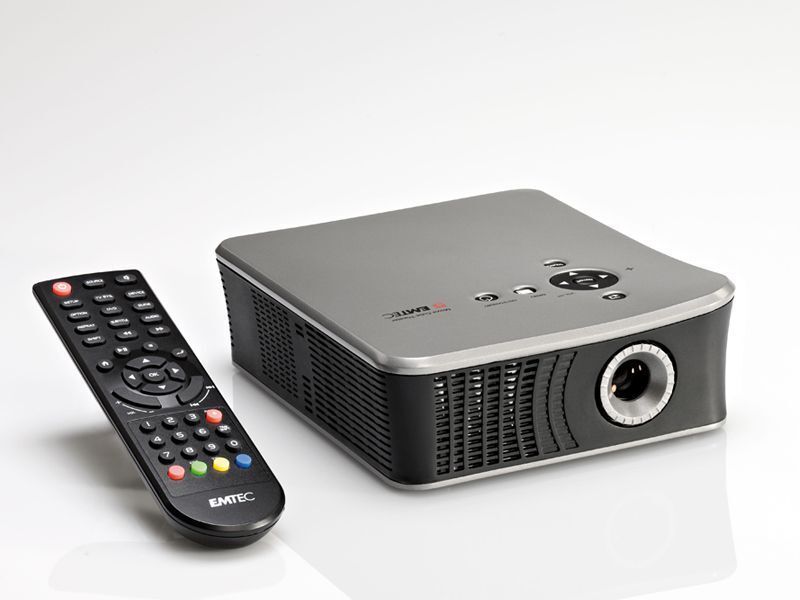Als Entertainer positioniert Emtec den mit TV-Empfang und Recording-Fähigkeiten ausgestatteten Mini-Beamer Movie Cube Theater T800. (Archiv: Vogel Business Media)