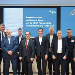 Referenten des Presse-Roundtables der VDMA-Fachverbände Antriebstechnik und Fluidtechnik im Vorfeld der Hannover Messe (v.l.): Bernd Neugart, Geschäftsführender Gesellschafter der Neugart GmbH, Dr. Ansgar Kriwet, Vorstand Research and Development der Festo SE & Co. KG, Dr. Steffen Haack, Vorstandsvorsitzender der Bosch Rexroth AG, Sven Borho, Leiter Produktmanagement der Neugart GmbH, Hartmut Rauen, Geschäftsführer der Fachverände Antriebs- und Fluidtechnik im VDMA, Dr. Jochen Köckler, Vorsitzender des Vorstandes Deutsche Messe AG, Frank Seehausen, Vice President Global Engineering Machine Automation der Emerson Automation Solutions Aventics GmbH, Andreas Baumüller, Geschäftsführer der Baumüller GmbH, Fabian Maurer, Geschäftsführer Ringspann GmbH, und Ernst Fritzemeier, Geschäftsleiter Technik der Ringspann GmbH.(Bild:  VDMA/Deutsche Messe AG)