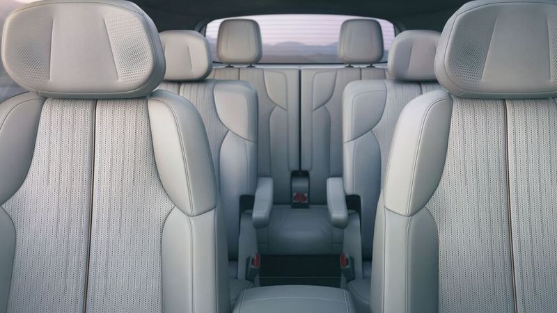 Neben einer Bestuhlung mit sechs Sitzplätzen ist der Vistiq alternativ mit einer Drei-Personen-Sitzbank in Reihe zwei bestellbar. (Bild: Cadillac)