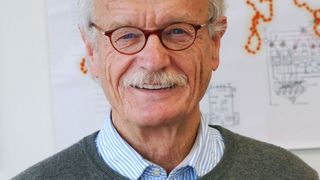 Prof. Dr. Holk Cruse (Bild) ist Biologe an der Universität Bielefeld. Der von ihm und seinem Team entwickelte Roboter hat offenbar ein Bewusstsein entwickelt. (Bild: Uni Bielefeld)