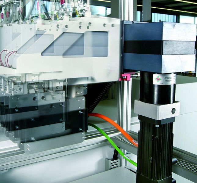 Bild 3: Servotechnik sorgt in Kombination mit leistungsfähigen Steuerungen und Industrie-PC für eine hohe Produktionsgeschwindigkeit und Präzision. Bild: Phoenix Contact (Archiv: Vogel Business Media)