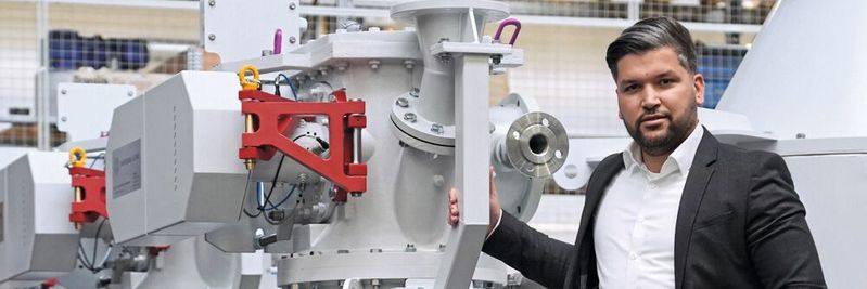 Yener Bicakci und die Fließbett-Gegenstrahlmühle AFG-R(Bild:  Hosokawa Alpine)