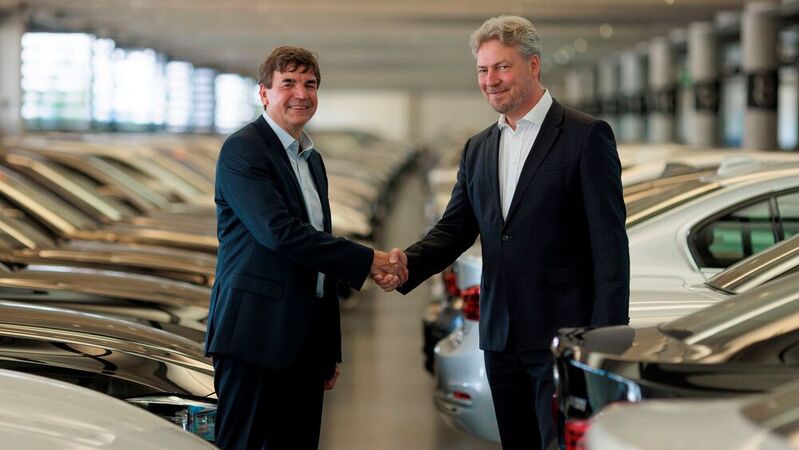 Axel Juhre (rechts), Leiter BMW-Niederlassungsverbund Mitte, gratuliert Jürgen Zewe (links) zu seiner neuen Position.