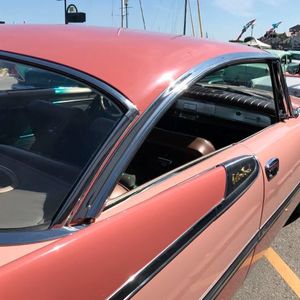 Den Dodge Custom Royal, hier ein Modell Lancer 2-Door, produzierte Dodge in den Jahren 1955 bis 1959. Es war das Spitzenmodell der Marke und bot gleich zwei Panoramascheiben – eine vorne, eine hinten.(Bild:  Autodrom)