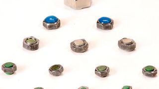 Variationen von abgestopften Schweißmuttern. Der hitzebeständige Stopfen schützt das Gewinde der Muttern, wenn sie auf das Blechteil aufgeschweißt und das Blechteil einer anschließenden Oberflächenbehandlung zugeführt wurde. Danach kann der Stopfen einfach ausgestoßen werden. Bild: Hoch (Archiv: Vogel Business Media)