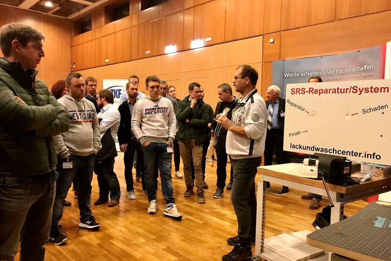 Die Teilnehmer konnten sich bei einer Live-Vorführung durch Rainer Seidl, Geschäftsführer Lack- und Waschcenter Seidl, von der SRS-Strukturblechreparatur überzeugen. (Schweitzer/ »Fahrzeug+Karosserie«)