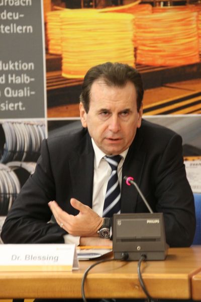 Dr. Karlheinz Blessing, Vorstandsvorsitzender der Saarstahl AG: „Für ein weltweit agierendes Stahlunternehmen wie Saarstahl mit Kunden, die höchste Qualität bei immer kürzeren Produktzyklen verlangen, ist die digitale Vernetzung schon heute ein wichtiger Wertschöpfungsfaktor. Wenn wir durch iPRODICT zukünftig Produktionsprozesse optimieren oder sogar einsparen können, ist das ein sehr vielversprechender Ansatz“. (Bild: Pfeiffer)