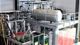 Mehr Druck erzeugt nun die rechts im Bild sichtbare Hochdruck-Dampfversorgung von BBS am Fraunhofer-ICT. Die zusätzliche Kraft soll Schaumteile der nächsten Generation Wirklichkeit werden lassen. (Fraunhofer-ICT)