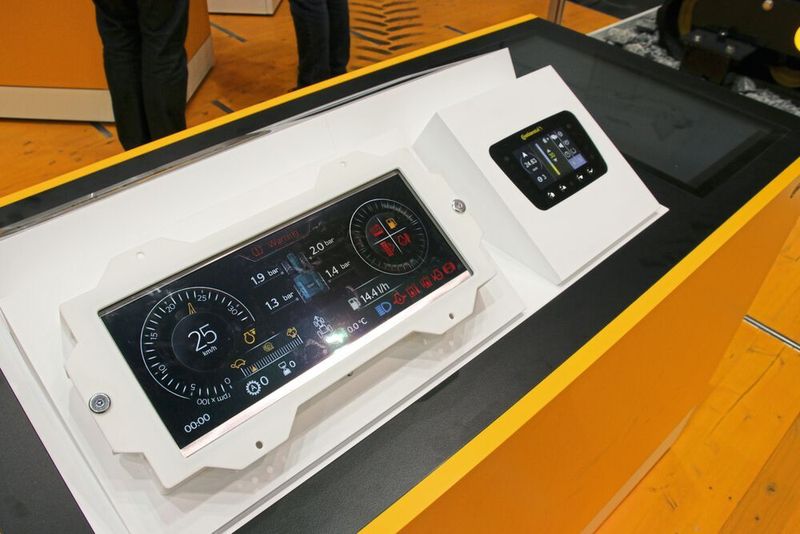 Mit rund 614.000 m² ist die ohnehin größte Messe der Welt seit dem letzten Mal um nochmal 9000m² größer geworden. Zwei Drittel davon fallen auf das Freigelände mit den gigantischen Baumaschinen. In den 18 Hallen der Münchener Messe stellen 3700 Firmen aus 58 Ländern aus. (Richter/konstruktionspraxis)