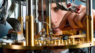 Wissenschaft und Computerindustrie setzen große Hoffnungen auf ihn: den Quantencomputer. Doch wie funktioniert er? Und wie weit ist er wirklich? (Bild: D-Wave Systems Inc. / Larry Goldstein)