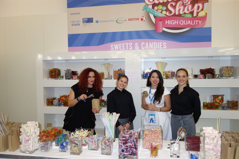 So ein süßes Foto! Besa, IT-BUSINESS, und (2. v. r.) Helena Herkert, Ingram Micro, mischen sich eine bunte Tüte. (Bild: IT-BUSINESS)