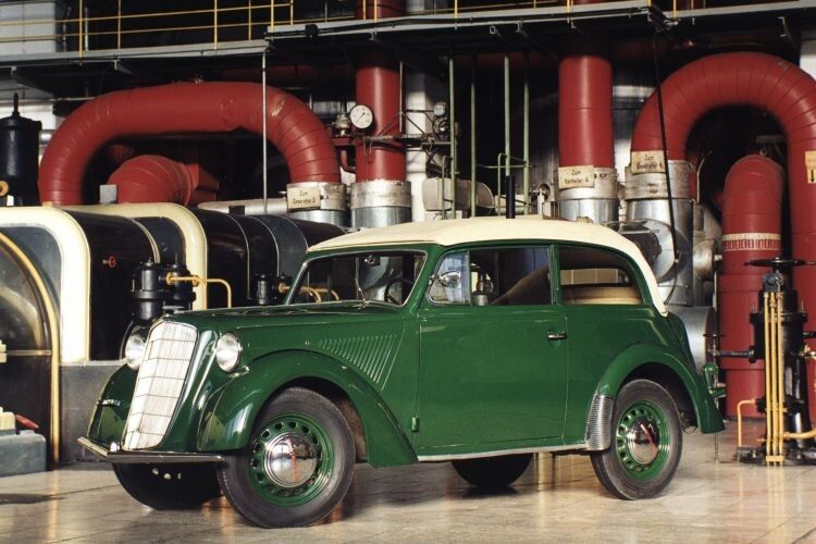 Der Opel Olympia erhielt seinen Namen in Anlehnung an die olympischen Sommerspiele 1936 in Berlin und Garmisch-Partenkirchen. Es war das erste in Großserie produzierte deutsche Auto mit selbsttragender, ganz aus Stahlblech gebauter Karosserie – im Bild eine frühe Cabriolet- Limousine von 1935. (Foto: Opel)