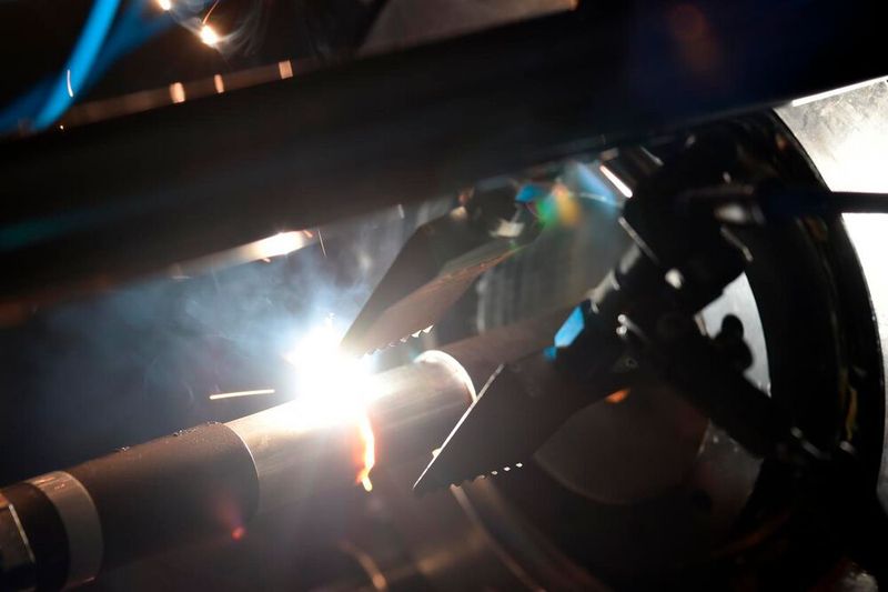 Zwei neue Laserbearbeitungsverfahren untersuchen Forscher am LZH, um hybride Metallbauteile für Hochleistungsanwendungen zu optimieren und teure Materialien zu sparen. Ein Laserverfahren ist das ultraschallunterstützte Laserschweißen, wie hier im Bild zu sehen.