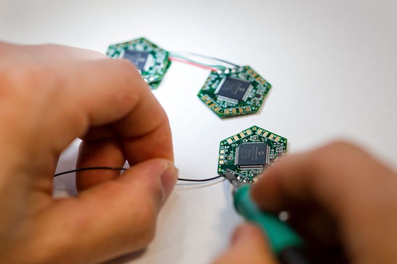 CellulARSkin ist eine künstliche Haut, die in Prof. Gordon Chengs Institut für Kognitive Systeme entwickelt wurde.  (Astrid Eckert / TU München)