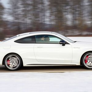 Als Versuchsfahrzeug fungiert ein Mercedes AMG C63.(Bild:  Autoren-Union Mobilität/Robin Alexander)