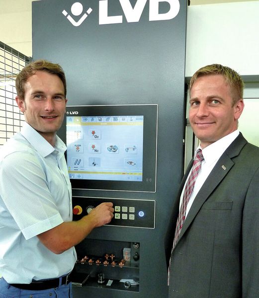 Gemeinsam haben sie die richtige Entscheidung für die neue Blechbearbeitungsstrategie bei Texpa getroffen: Christian Rott (l.), technischer Betriebsleiter (CTO) bei der Texpa Maschinenbau GmbH & Co. in Saal an der Saale, und Markus Schimansky, Geschäftsführer der GMW Gerhard Müller GmbH in Roth bei Nürnberg. Texpa wird seine Blechbearbeitungsdienstleistungen über den Eigenbedarf hinaus auch als Lohnfertiger für externe Kunden anbieten. (Bild: Kuhn)