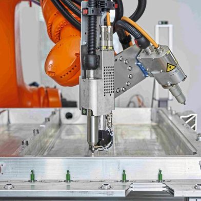 Die Anticorr Beschichtung von Plasmatreat schützt neuralgische Stellen vor Unterwanderungskorrosion und unterstützt die dauerhafte Funktion von Dicht- und Verbindungssystemen. (Bild: Plasmatreat GmbH)