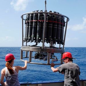 Ein Kranzwasserschöpfer wird vom Forschungsschiff METEOR aus zu Wasser gelassen. Für die aktuelle Studie haben die Autoren hunderttausende historische und aktuelle Sauerstoffmessungen ausgewertet.