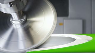 Nicht nur Aluminium verarbeitende Fenster-, Tür- und Fassadensystemhersteller können laut Schüco von der neuen 5-Achs-CNC-Maschine Schüco AF 500 in Sachen Produktivität und Kosten profitieren, die sowohl schneiden als auch zerspanen kann. (Schüco)