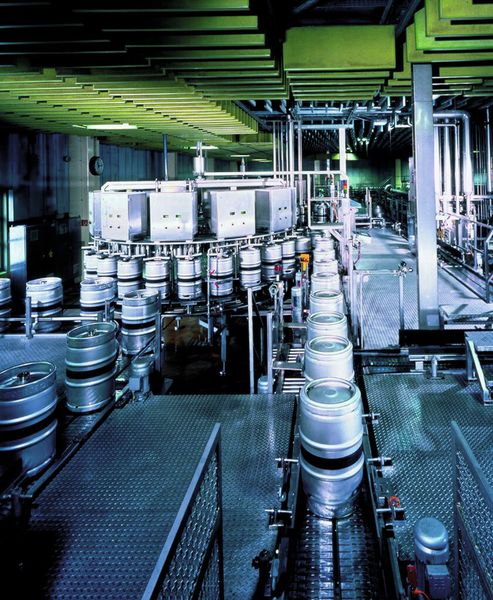 Automatisierte Prozesse auch in der Fassabfüllung. Über 1000 Steuerungen und Schaltschränke sind gegenwärtig auf dem ganzen Betriebsgelände installiert. (Bild: Krombacher)