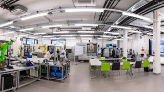 An der TU Graz öffnet die Smart Factory - auf 300 m² können Unternehmen hier ihre Fertigungskonzepte testen. (Bild: Lunghammer / TU Graz)