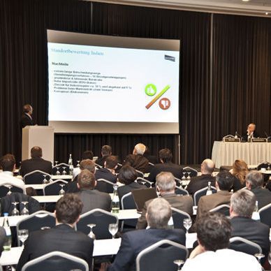 Am 22. März war es wieder soweit: Über 1200 Kongress-Teilnehmer und Fachbesucher fanden den Weg nach Düsseldorf, um am zweitägigen Pharma-Kongress teilzunehmen. Kernthemen waren Engineering, Sterilproduktion, Optische Kontrollen und Pharmawasser  (Bild: Concept Heidelberg)
