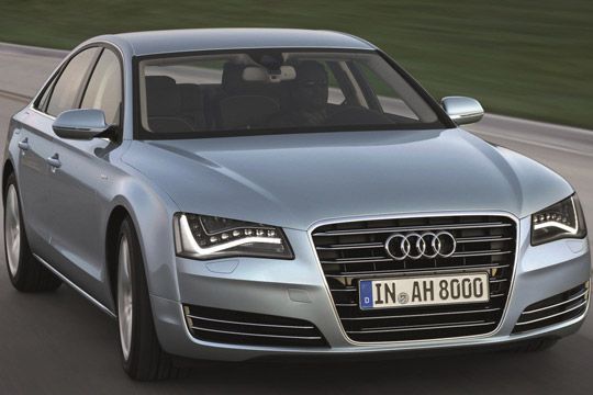 Der ab 2012 erhältliche A8 Hybrid nutzt eine Kombination aus Vierzylinder-Turbobenziner und E-Motor mit zusammen 180 kW/245 PS Leistung. Der Verbrauch soll bei 6,4 Litern liegen. (Archiv: Vogel Business Media)