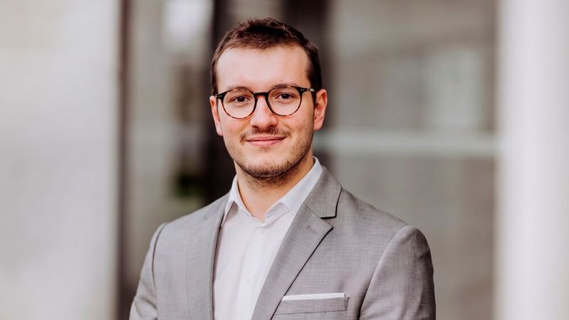 CEO Tom Krüger entwickelt Caronsale zu einem Ökosystem für den B2B-Gebrauchtwagenhandel: „Unser Ziel ist, mehr zu sein als ein reiner Vermarktungsdienstleister. Wir wollen dazu beitragen, dass der Händler aufgrund unserer Daten sein Risiko besser einschätzen und leichter eine Entscheidung treffen kann.“(Bild:  Caronsale)