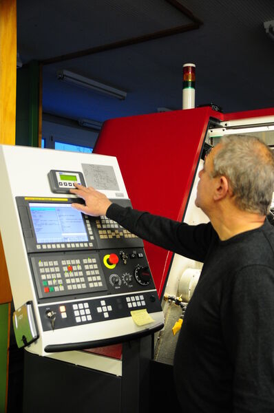 Marcel Weber, directeur de MW Programmation, concentré sur le réglage de la DNC d'atelier. (Image: MW Programmation)