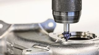 Bei der Bearbeitung eines Achsschenkels garantiert der Spyro Tec von Gühring einen ruhigen, vibrationsarmen Senkvorgang.  (Gühring)