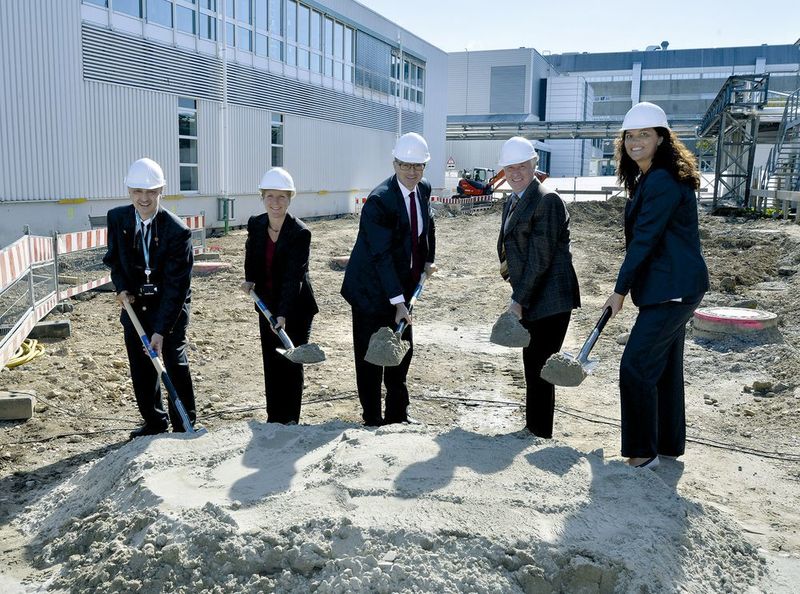 Spatenstich für den Pfizer-Produktionsneubau in Freiburg: (v.l.) Projektleiter Michael Becker, Produktionsleiterin Anne Kessler, Oberbürgermeister Freiburg Dieter Salomon, Standortleiter Axel Glatz und Personalleiterin Annett Enderle. (Bild: Pfizer)