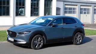 Beim Design macht Mazda derzeit vieles richtig: Für einen kompakten SUV sieht der CX-30 richtig elegant aus. (Bild: Rosenow/»kfz-betrieb«)