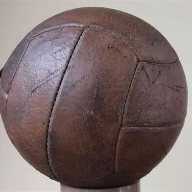 Dribbeln mit Hightech-Effekt! Früher wurde robustes Leder über den Rasen gekickt. Nun steht die WM bevor und Covestro lässt es sich nicht nehmen, zu erklären, dass die moderne Fußballwelt nicht ohne hochleistungsfähige Kunststoffe auskommen kann – und das nicht nur beim Ball! (Bild: The Game)