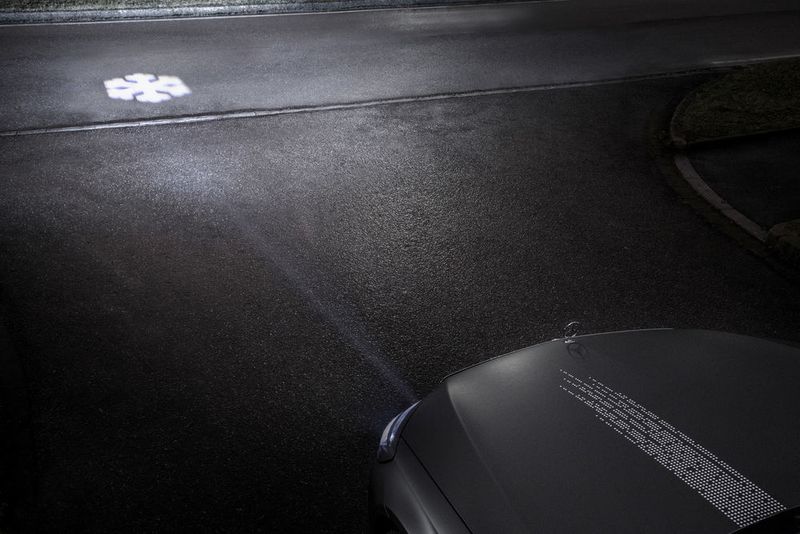 ... Warnhinweise, etwa bei Glättegefahr, ... (Daimler)