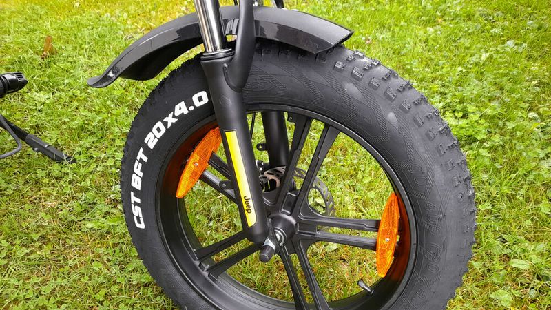 Die 20-mal-4-Zoll-großen Schlappen sorgen für überraschend guten Grip. (Bild: Rudolf Huber / sp-x)