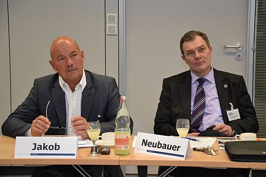 Peter Jakob, Autohaus Jakob in Kassel und Fulda, und Dietmar Neubauer, Fuchs Europe. (Archiv: Vogel Business Media)