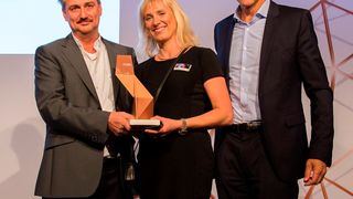 Peter van Binsbergen (r.), Leiter Vertrieb BMW Deutschland, übergibt den Preis in der Kategorie „Bester Unternehmer“ an das Autohaus Joas. (BMW/Michael McKee)