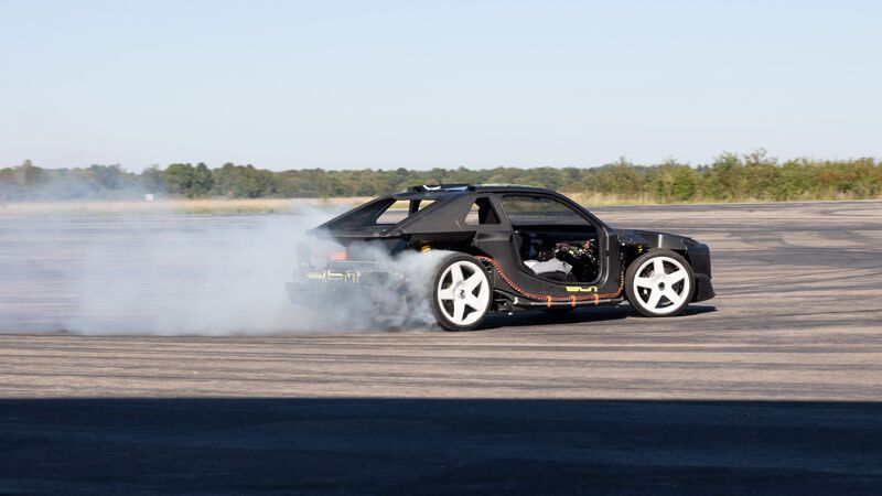 Auch wenn der Ur-Quattro als Porsche-Killer gefeiert wurde, wirkt er im Rückblick fast schon lahm bei einem Sprintwert von 2,8 Sekunden und einem Spitzentempo von 300 km/h der E-Version. (Bild: Elegend)