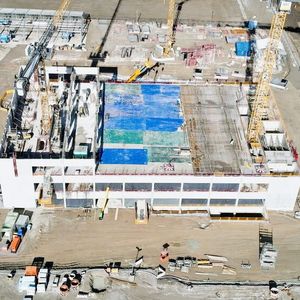 Blick auf die Baustelle: Langsam nimmt das  Diagnostik-Produktionszentrum Gestalt an.(Bild:  Roche)