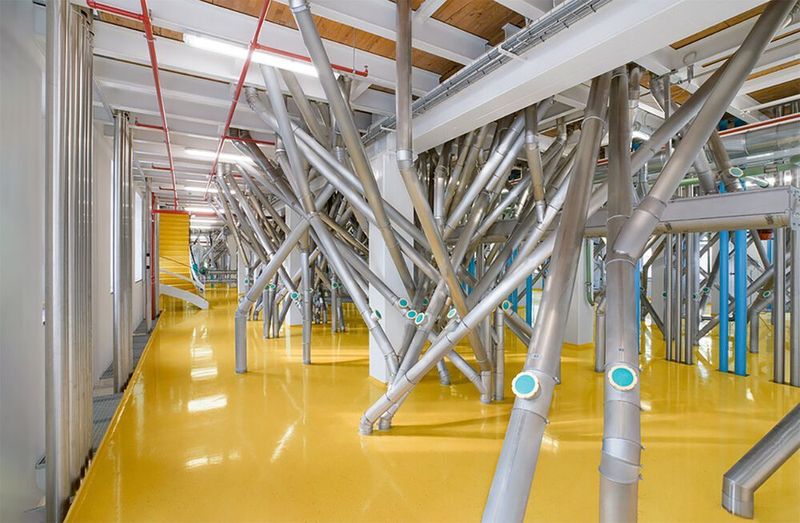 Der Rohrboden bei Swissmill wirkt unübersichtlich, dank VMI-Lösung von Vega haben jedoch alle in der Produktion den Überblick über die jeweiligen Bestände der einzelnen Mehlsorten. (Vega Grieshaber)