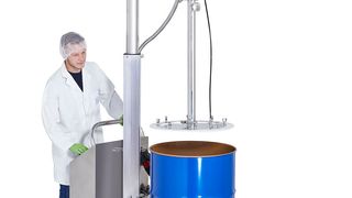 Die manuelle, stufenlose Regelung der FDA-konformen Hydraulik setzt die Folgeplatte sanft auf dem Medium ab. Zylindrische Fässer, aber auch leicht konische Gebinde, mit und ohne Fassinliner, können entleert werden. (© Fotoatelier Bernhard e.K. / Lutz Pumpen)