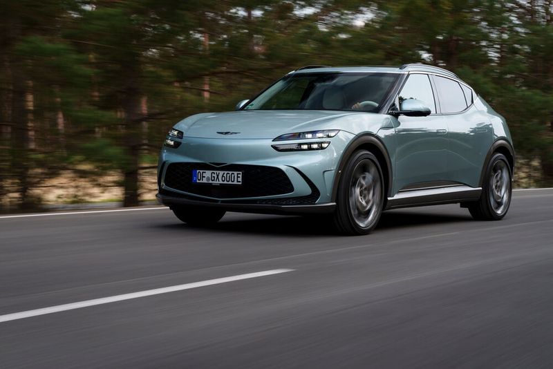 Der Basispreis für den Genesis GV60 sinkt auf 53.500 Euro. Damit bleibt der Stromer auch 2024 förderfähig.(Bild:  Genesis)
