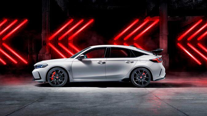 Große Luftauslässe hinter den Vorderrädern und ein im Vergleich zum Vorgänger größerer Heckdiffusor verbessern die Aerodynamik. (Bild: Honda)