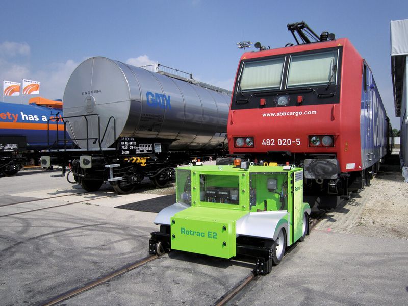 Das Zwei-Wege-Fahrzeug Rotrac E2, dessen E-Antriebstechnik im Wesentlichen aus Staplerkomponenten besteht, kann absolut emissionsfrei bis zu 250 Tonnen schwere Güterzüge bewegen. (Bild: Linde Material Handling)