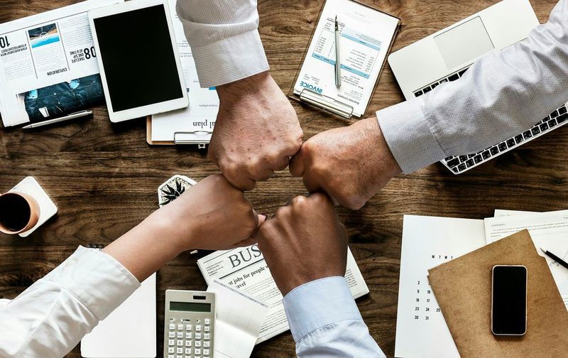 Stellen Sie ein Digitalteam auf: Die Mitarbeiter für das Digitalteam sollten aus möglichst vielen verschiedenen Bereichen und Hierarchieebenen des Unternehmens kommen. Besonders die Stärken der „Digital Natives“, die intuitiv mit Smartphone und Computer umgehen, sollten genutzt werden. Auch die Position eines Chief Digital Officers (CDO) kann nützlich sein. (Pixabay)