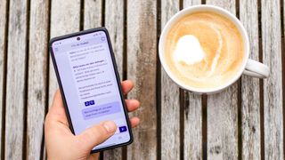 Nicht nur zwischen 8 und 18 Uhr an Wochentagen: Per Chatbot können sich Bürgerinnen und Bürger rund um die Uhr über Verwaltungsleistungen informieren. (Bild: FITKO)